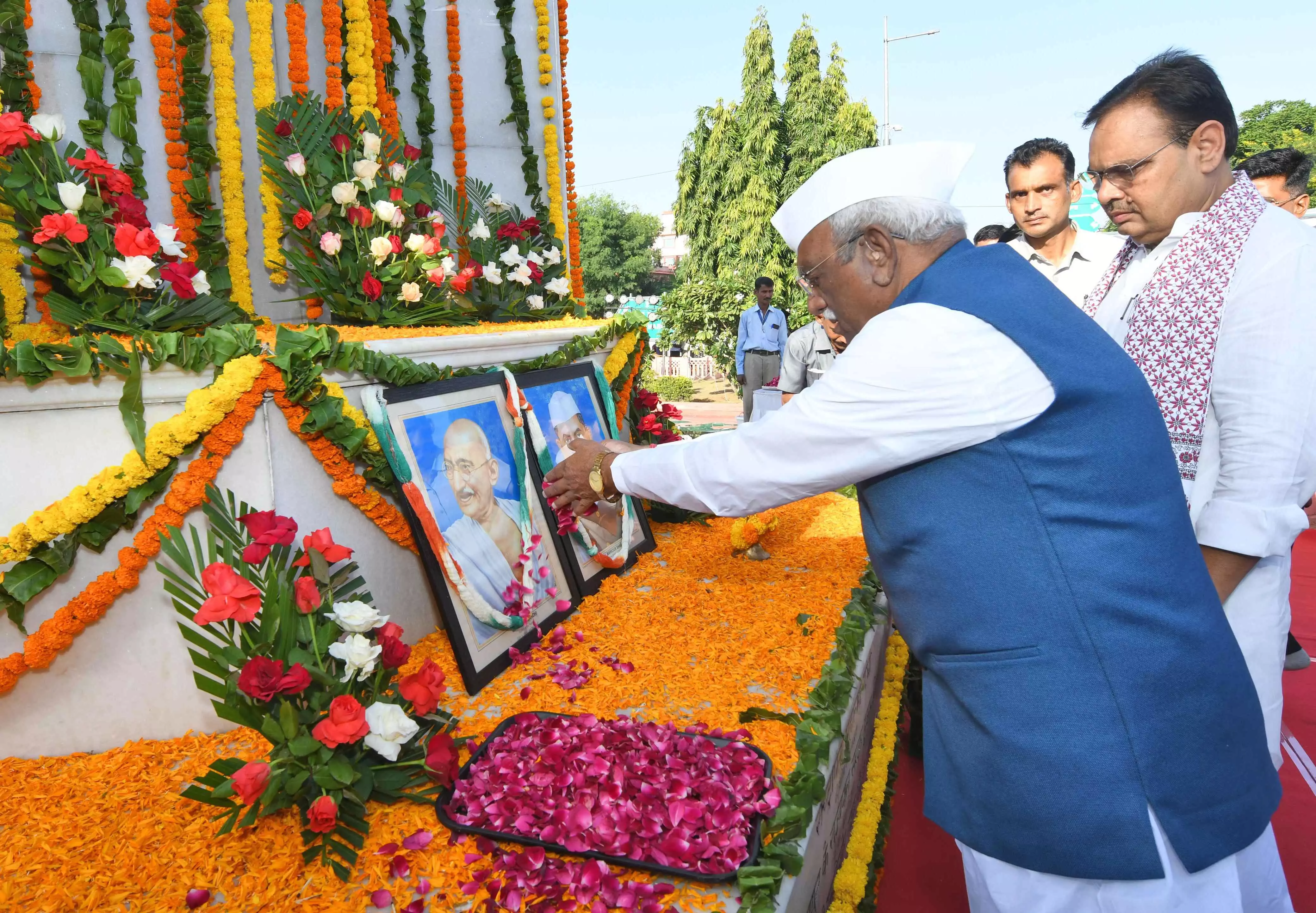 Jaipur: गांधी जयंती पर राज्यपाल और मुख्यमंत्री ने पुष्प अर्पित कर श्रद्धांजलि दी