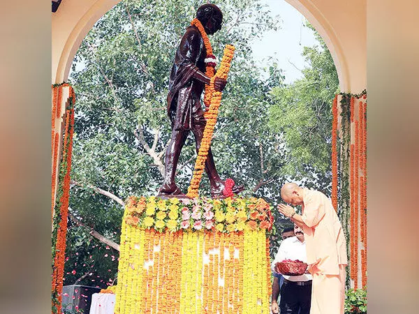 CM Yogi ने महात्मा गांधी को पुष्पांजलि अर्पित की