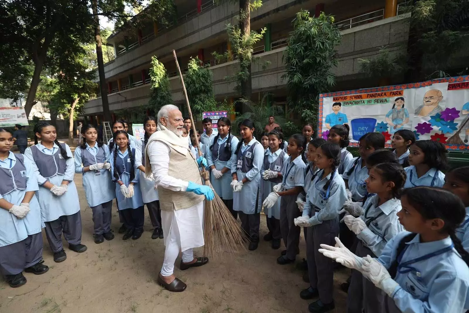 प्रधानमंत्री नरेंद्र मोदी से मिलकर गदगद हुए स्कूली छात्र-छात्राएं, कहा- विश्वास नहीं था पीएम से मिलेंगे