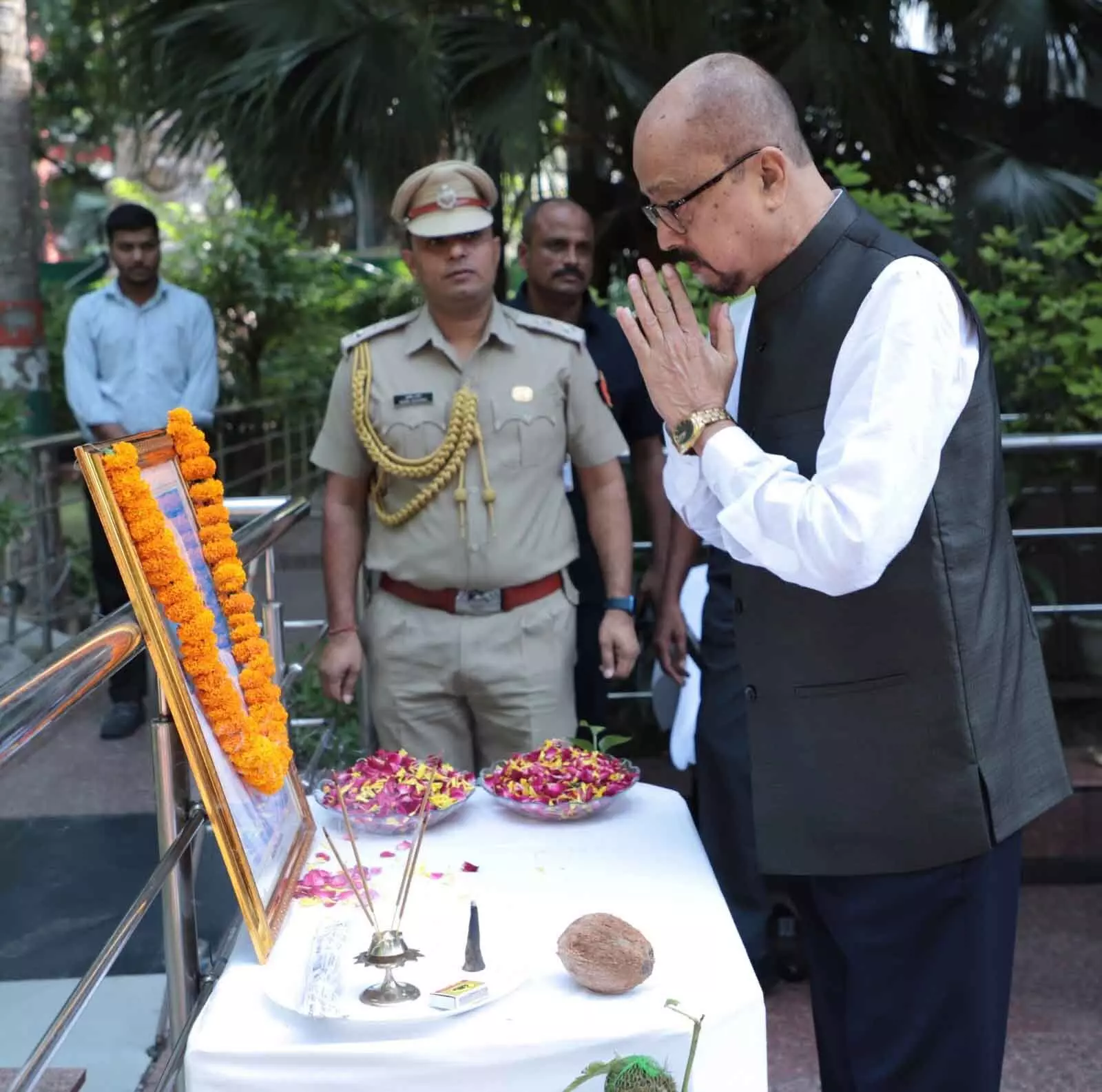 राज्यपाल डेका ने दोनों महापुरुषों को अर्पित की पुष्पांजलि