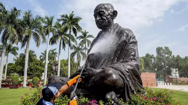 गांधी जयंती पर बैंक स्टॉक एक्सचेंज स्कूल विश्वविद्यालय और कार्यालय बंद रहेंगे