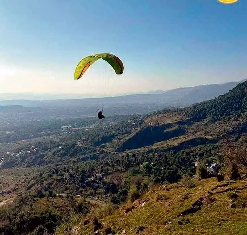 Dharamsala के निकट नरवाना में पैराग्लाइडिंग कार्यक्रम आयोजित किया