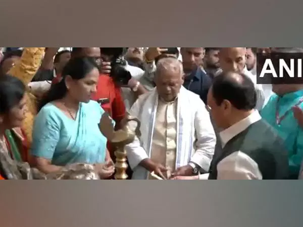 Jitan Ram Manjhi, JP नड्डा और शोभा करंदलाजे ने खादी भंडार में महात्मा गांधी को पुष्पांजलि अर्पित की