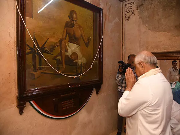 CM Patel ने कीर्ति मंदिर में महात्मा गांधी को पुष्पांजलि अर्पित की