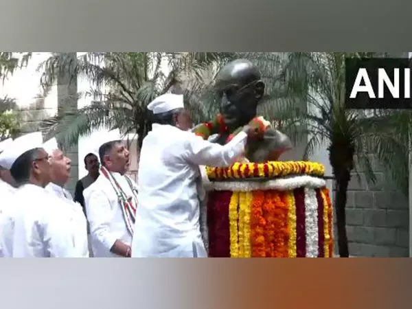 Karnataka CM और उपमुख्यमंत्री ने गांधी जयंती पर महात्मा गांधी को पुष्पांजलि अर्पित की