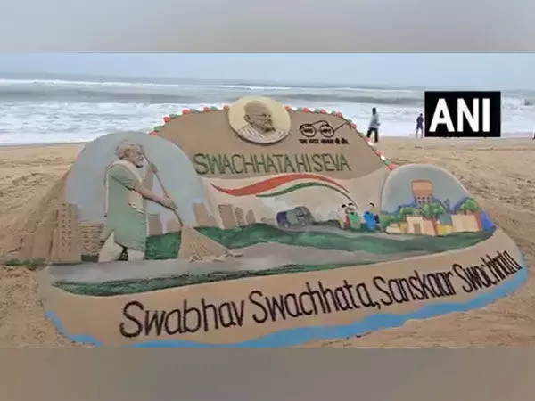 Sudarshan Patnaik ने गांधी जयंती पर स्वच्छता ही सेवा संदेश के साथ रेत कला बनाई