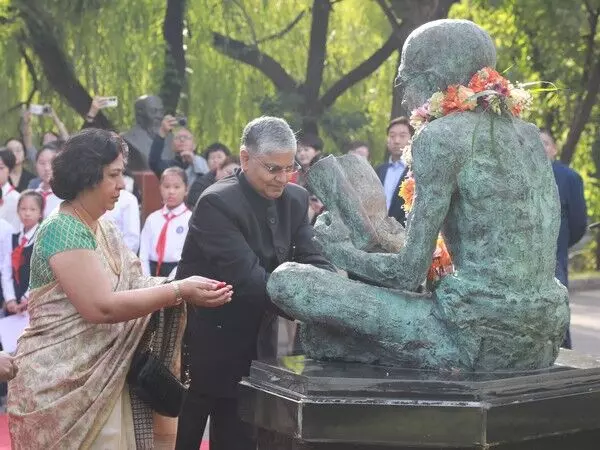 भारतीय राजदूत और उनकी पत्नी ने China के जिनताई संग्रहालय में महात्मा गांधी को श्रद्धांजलि अर्पित की