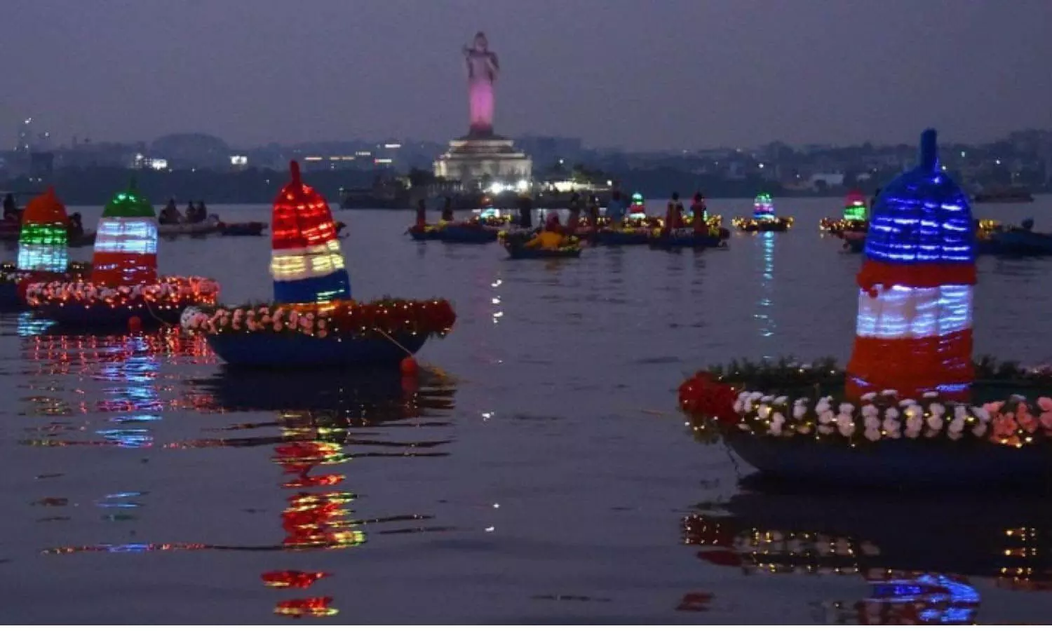 Telangana: सांस्कृतिक भावना को प्रदर्शित करने वाला बथुकम्मा शुरू