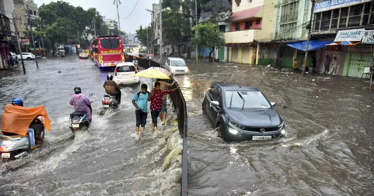 Heavy Rain: इंडियन एयरलाइंस कॉलोनी का सीवेज बेगमपेट के विक्वार नगर में