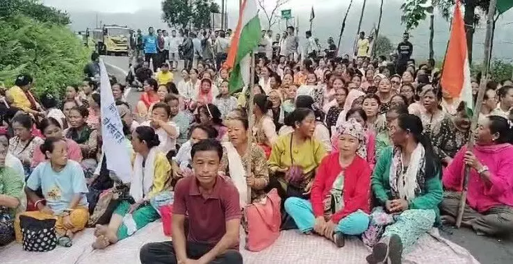 Sikkim : पूजा बोनस वार्ता में गतिरोध मिरिक श्रमिकों ने 20% के लिए रैली निकाली