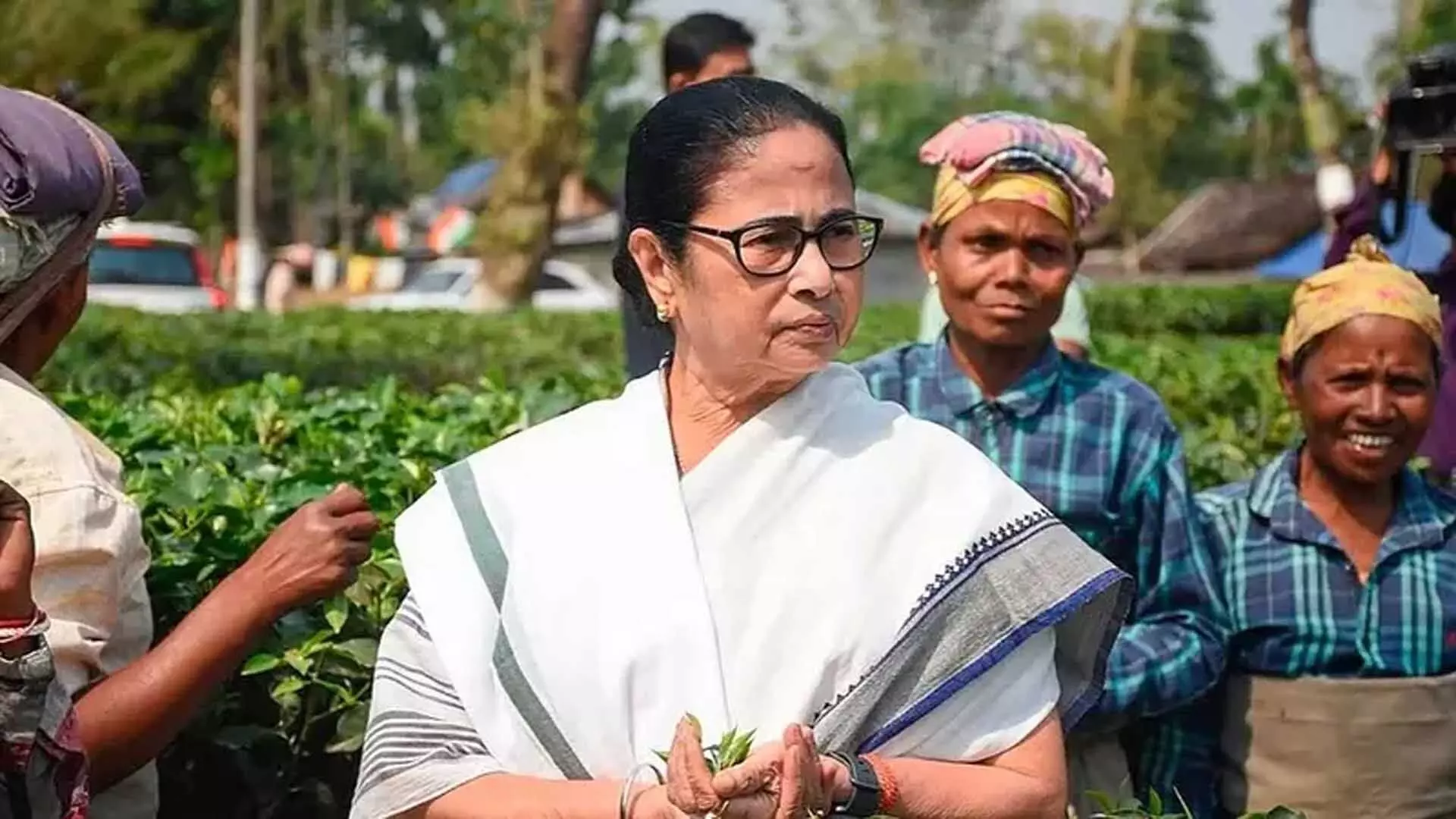 Tea garden श्रमिकों ने बोनस विवाद को लेकर चक्का जाम किया