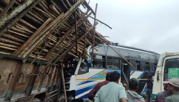 Truck-बस की टक्कर, चालक और कई यात्री घायल