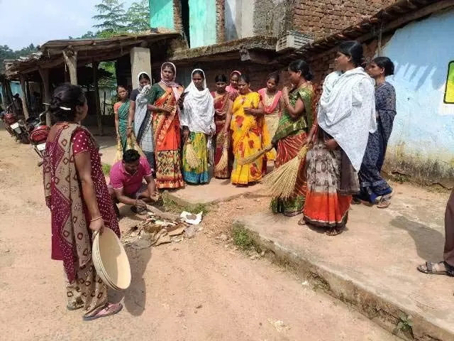 कर्मचारियों ने कलेक्ट्रेट परिसर में साफ सफाई की और स्वच्छता का शपथ लिया