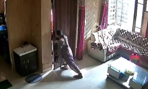 ज्वेलर के घर घुसे थे लुटेरे, महिला की बहादुरी से वारदात नाकाम