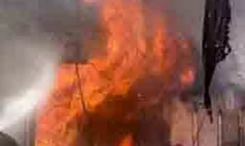 UP News: खेत में चल रही अवैध पटाखा फैक्ट्री में विस्फोट