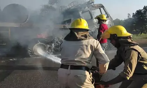 टायर फटने से ट्रक में लगी आग, लोड था स्टील रोल से