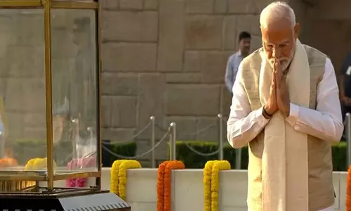 PM Modi-Om Birla ने महात्मा गांधी की 155वीं जयंती पर राजघाट पर पुष्पांजलि अर्पित की