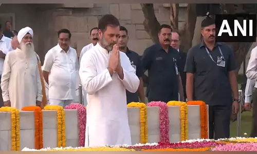Rahul Gandhi ने गांधी जयंती पर राजघाट पर महात्मा गांधी को श्रद्धांजलि दी
