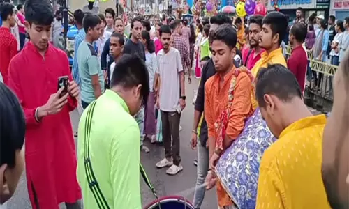 Durga Puja की शुरुआत के अवसर पर महालया मनाने के लिए हज़ारों लोग जोरहाट की सड़कों पर उमड़ पड़े