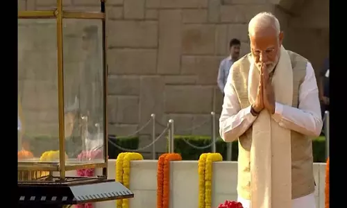 मोदी, ओम बिरला ने राजघाट पर महात्मा गांधी की 155वीं जयंती पर उन्हें पुष्पांजलि अर्पित की