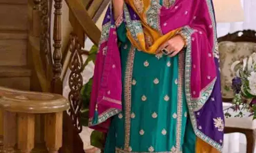 Karwa Chauth Suit Design: गोटा-पट्टी लेस वाले ये सलवार सूट करवा चौथ लुक के लिए हैं बेस्ट Karwa Chauth Suit Design: गोटा-पट्टी लेस वाले ये सलवार सूट करवा चौथ लुक के लिए हैं बेस्ट