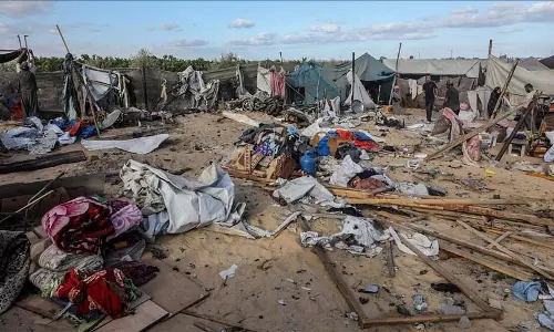 Gaza: शरणार्थी शिविर पर इजरायली हवाई हमले में तीन फिलिस्तीनी मारे गए