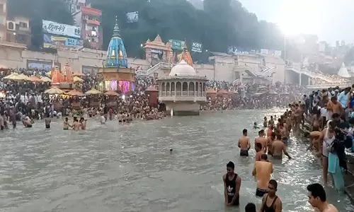 लोगों ने Haridwar के गंगा घाट पर पितृ पक्ष अमावस्या के अवसर पर पिंडदान अनुष्ठान किए