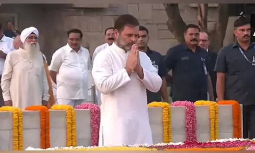 गांधी जयंती पर राहुल गांधी ने राजघाट पर महात्मा गांधी को श्रद्धांजलि दी