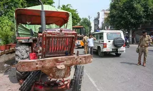 Noida: ट्रैक्टर के कार से टकराने के बाद चार लोगों की मौत, चालक गिरफ्तार Noida: ट्रैक्टर के कार से टकराने के बाद चार लोगों की मौत, चालक गिरफ्तार