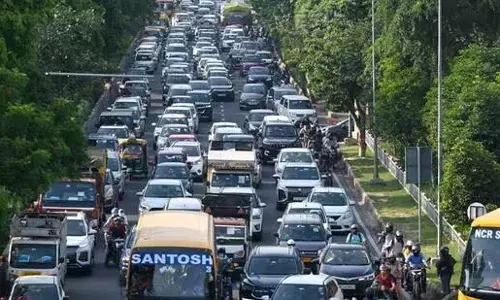 Noida: फिल्म सिटी के पास ट्रैफिक समस्या को लेकर अतिरिक्त लेन का काम शुरू