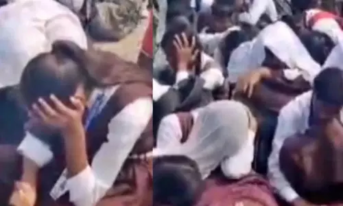 स्कूल मैनेजमेंट की शर्मनाक हरकत, फीस जमा न करने पर बच्चों को धूप में बैठाया स्कूल मैनेजमेंट की शर्मनाक हरकत, फीस जमा न करने पर बच्चों को धूप में बैठाया