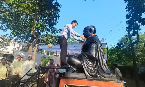 Dungarpur: रामधुन और सर्वधर्म प्रार्थना सभा के साथ राष्ट्रपिता महात्मा गांधी को श्रद्धा सुमन अर्पित किए Dungarpur: रामधुन और सर्वधर्म प्रार्थना सभा के साथ राष्ट्रपिता महात्मा गांधी को श्रद्धा सुमन अर्पित किए
