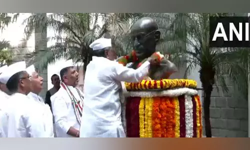 Karnataka CM और उपमुख्यमंत्री ने गांधी जयंती पर महात्मा गांधी को पुष्पांजलि अर्पित की
