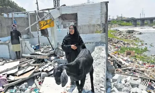 Hyderabad में नदी तट पर तोड़फोड़ शुरू होने से विस्थापितों के सामने अनिश्चितता Hyderabad में नदी तट पर तोड़फोड़ शुरू होने से विस्थापितों के सामने अनिश्चितता