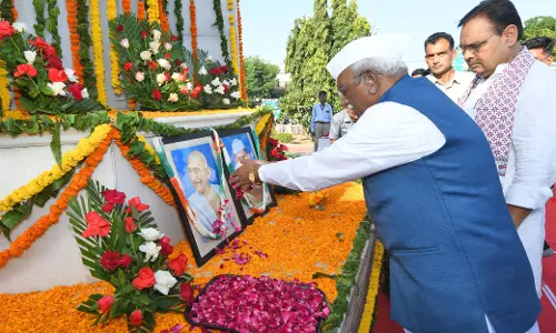 Jaipur: गांधी जयंती पर राज्यपाल और मुख्यमंत्री ने पुष्प अर्पित कर श्रद्धांजलि दी