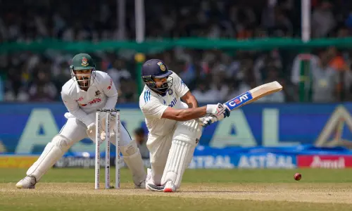 Bangladesh को हराने के बाद रोहित शर्मा भारतीय महिला टीम के साथ एयरपोर्ट पहुंचे