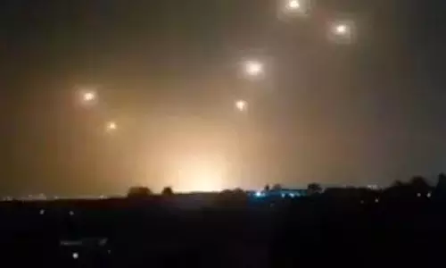 Iran: इजरायल पर बैलिस्टिक मिसाइलों की बौछार की Iran: इजरायल पर बैलिस्टिक मिसाइलों की बौछार की