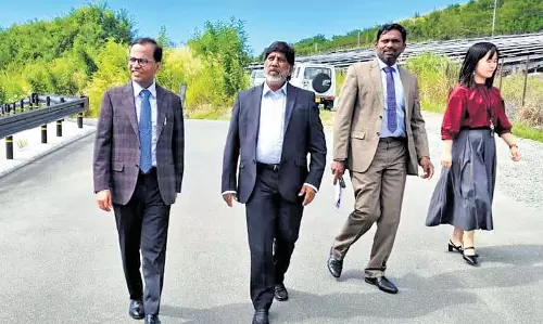 जापान यात्रा के बाद उपमुख्यमंत्री भट्टी ने Telangana में हरित हाइड्रोजन, सौर संयंत्रों पर जोर दिया जापान यात्रा के बाद उपमुख्यमंत्री भट्टी ने Telangana में हरित हाइड्रोजन, सौर संयंत्रों पर जोर दिया