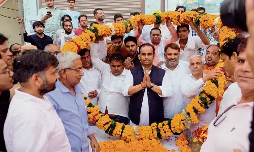 Haryana : सोहना से निर्दलीय उम्मीदवार ने मतदाताओं से राजनीतिक दलों को नकारने का आग्रह Haryana : सोहना से निर्दलीय उम्मीदवार ने मतदाताओं से राजनीतिक दलों को नकारने का आग्रह