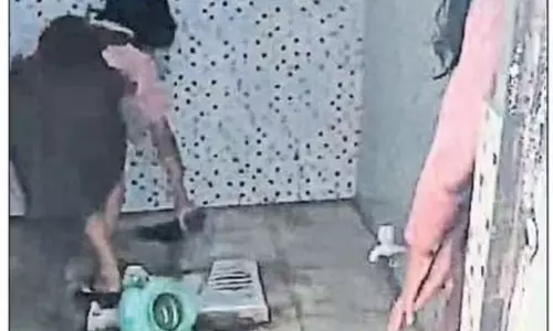 टॉयलेट साफ करते दिखी छात्राएं, हेडमास्टर पर होगी कार्रवाई