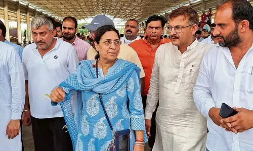 Haryana : कांग्रेस प्रत्याशी ने धान खरीद में देरी को लेकर सरकार की आलोचना की Haryana : कांग्रेस प्रत्याशी ने धान खरीद में देरी को लेकर सरकार की आलोचना की