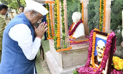 Jaipur: राज्यपाल बागडे ने राजभवन में महात्मा गांधी और शास्त्री जी को माल्यार्पण कर श्रद्धांजलि दी Jaipur: राज्यपाल बागडे ने राजभवन में महात्मा गांधी और शास्त्री जी को माल्यार्पण कर श्रद्धांजलि दी
