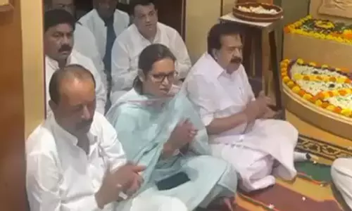 महात्मा गांधी के परपोते, Maharashtra कांग्रेस के नेताओं ने मुंबई में उनके आवास पर बापू को श्रद्धांजलि दी महात्मा गांधी के परपोते, Maharashtra कांग्रेस के नेताओं ने मुंबई में उनके आवास पर बापू को श्रद्धांजलि दी