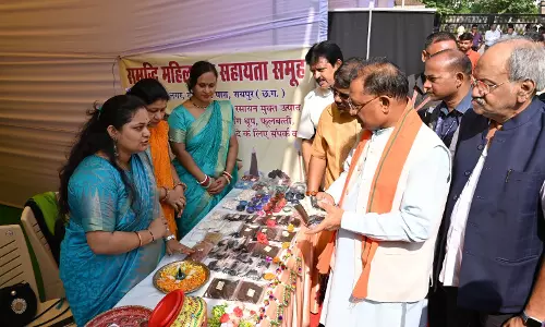 मुख्यमंत्री ने स्थानीय बुनकरों से खरीदी गोदना पेंटिंग वाली कोसा साड़ी मुख्यमंत्री ने स्थानीय बुनकरों से खरीदी गोदना पेंटिंग वाली कोसा साड़ी