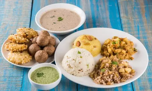Navratri fast के दौरान कब्ज और सूजन से बचने के लिए करें ये काम Navratri fast के दौरान कब्ज और सूजन से बचने के लिए करें ये काम