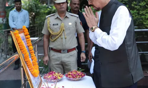 राज्यपाल डेका ने दोनों महापुरुषों को अर्पित की पुष्पांजलि