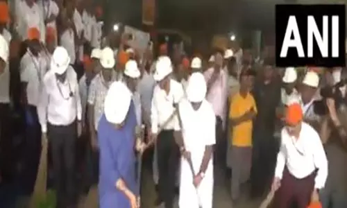 West Bengal: केंद्रीय मंत्री अश्विनी वैष्णव ने कोलकाता में स्वच्छता अभियान में भाग लिया