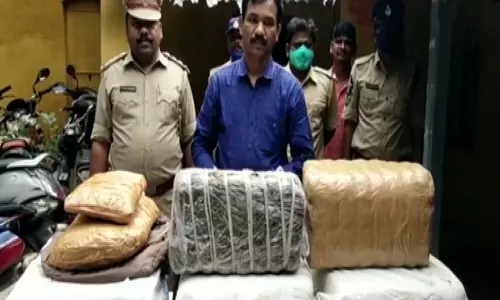 Hyderabad: आबकारी अधिकारियों ने ट्रेन से 12 लाख रुपये का 56 किलोग्राम गांजा जब्त किया, तीन गिरफ्तार Hyderabad: आबकारी अधिकारियों ने ट्रेन से 12 लाख रुपये का 56 किलोग्राम गांजा जब्त किया, तीन गिरफ्तार
