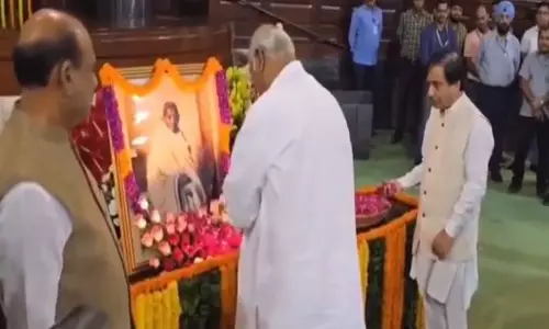 Congress नेताओं ने संसद भवन के सेंट्रल हॉल में महात्मा गांधी को श्रद्धांजलि अर्पित की