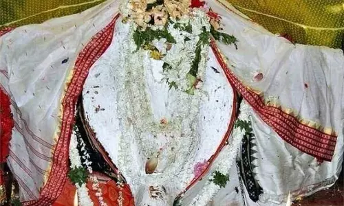 Mahalaya: सैकड़ों भक्त समलेश्वरी के धबलामुखी वेश देखने के लिए उमड़े Mahalaya: सैकड़ों भक्त समलेश्वरी के धबलामुखी वेश देखने के लिए उमड़े